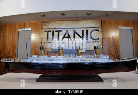 Un modello del RMS Titanic siede su un tavolo vicino a dove manufatti recuperato dal relitto sito del sul display prima di essere messo all'asta a Intrepid Sea, Air & Space Museum di New York City il 5 gennaio 2012. L'asta avrà luogo il 11 aprile 2012 il 100° anniversario delle navi Maiden Voyage e sarà venduto come un unico insieme. UPI/John Angelillo Foto Stock