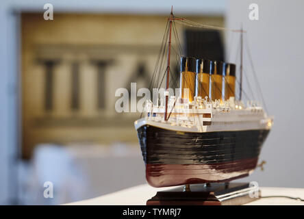 Un modello del RMS Titanic siede su un tavolo vicino a dove manufatti recuperato dal relitto sito del sul display prima di essere messo all'asta a Intrepid Sea, Air & Space Museum di New York City il 5 gennaio 2012. L'asta avrà luogo il 11 aprile 2012 il 100° anniversario delle navi Maiden Voyage e sarà venduto come un unico insieme. UPI/John Angelillo Foto Stock