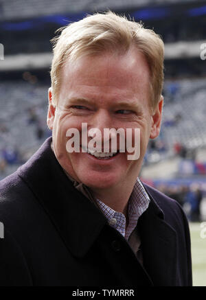 Signor Commissario NFL Roger Goodell sorge sul campo prima di New York Giants riprodurre i falchi di Atlanta nella NFC Wild Card Game al MetLife Stadium di East Rutherford, New Jersey il 8 gennaio 2012. UPI /John Angelillo Foto Stock