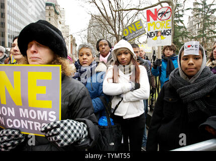 Centinaia di raccogliere per il "un milione di mamme per il controllo dell'arma' rally tenutosi presso il municipio di lunedì, 21 gennaio 2013 a New York City. I dimostranti chiedono riforme sulla pistola leggi di controllo come un divieto di armi di assalto dopo il mese scorso il massacro di Newtown, Connecticut. UPI /Monika Graff Foto Stock