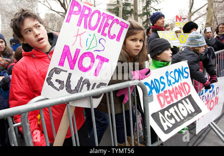 Bambini unire le centinaia che si riuniscono per il "un milione di mamme per il controllo dell'arma' rally tenutosi presso il municipio di lunedì, 21 gennaio 2013 a New York City. I dimostranti chiedono riforme sulla pistola leggi di controllo come un divieto di armi di assalto dopo il mese scorso il massacro di Newtown, Connecticut. UPI /Monika Graff Foto Stock