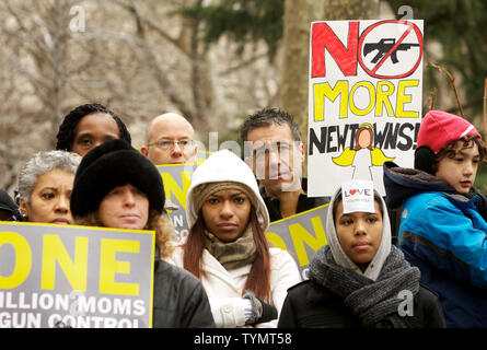 Centinaia di raccogliere per il "un milione di mamme per il controllo dell'arma' rally tenutosi presso il municipio di lunedì, 21 gennaio 2013 a New York City. I dimostranti chiedono riforme sulla pistola leggi di controllo come un divieto di armi di assalto dopo il mese scorso il massacro di Newtown, Connecticut. UPI /Monika Graff Foto Stock