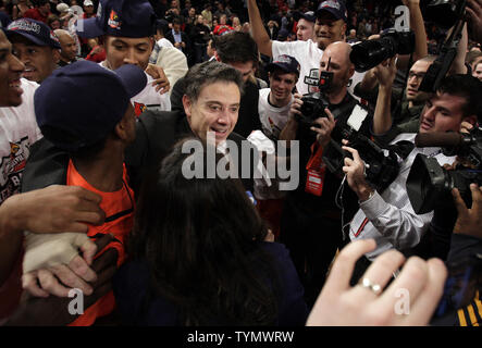 Louisville Cardinali head coach Rick Pitino reagisce con i compagni di squadra dopo la partita contro i Cincinnati Bearcats alle finali di NCAA orientale grande campionato di Basket al Madison Square Garden di New York il 10 marzo 2012. Louisville sconfitto Cincinnati 50-44. UPI/John Angelillo Foto Stock