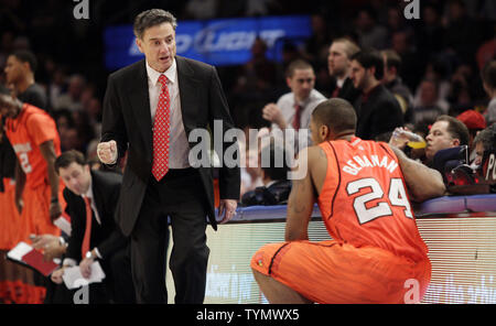 Louisville Cardinali head coach Rick Pitino parla a avuto tutte le Chane Behanan nella seconda metà contro Cincinnati Bearcats alle finali di NCAA orientale grande campionato di Basket al Madison Square Garden di New York il 10 marzo 2012. Louisville sconfitto Cincinnati 50-44 e vincere il NCAA orientale grande campionato di basket. UPI/John Angelillo Foto Stock