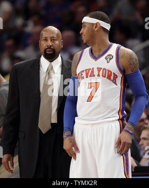 New York Knicks Carmelo Anthony e capo allenatore Mike Woodson sostare vicino la panchina nel secondo trimestre contro il Portland Trail Blazers al Madison Square Garden di New York il 14 marzo 2012. New York Knicks Mike Woodson allenatori nella sua prima partita come allenatore in sostituzione di Mike D'Antoni. UPI/John Angelillo Foto Stock
