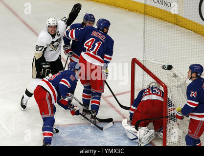 Pittsburgh Penguins Sidney Crosby reagisce quando Matt Cooke segna un punto nel primo periodo contro i New York Rangers al Madison Square Garden di New York il 15 marzo 2012. UPI/John Angelillo Foto Stock