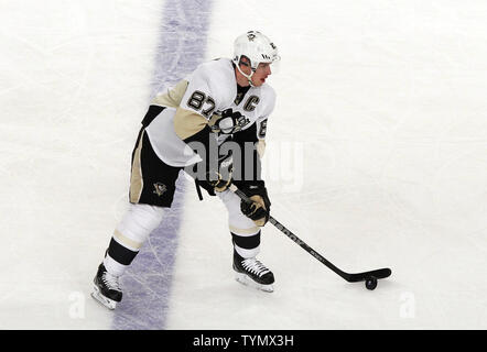 Pittsburgh Penguins Sidney Crosby porta il puck fino il ghiaccio nel primo periodo contro i New York Rangers al Madison Square Garden di New York il 15 marzo 2012. UPI/John Angelillo Foto Stock