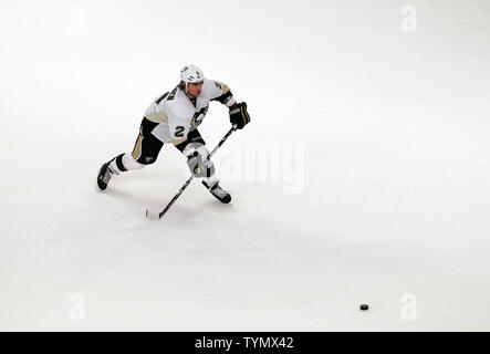 Pittsburgh Penguins Matt Niskanen pattini per il puck allentati nel primo periodo contro i New York Rangers al Madison Square Garden di New York il 15 marzo 2012. UPI/John Angelillo Foto Stock