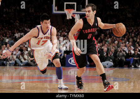 New York Knicks Jeremy Lin difende Toronto Raptors Jose Calderon nel primo trimestre al Madison Square Garden di New York il 20 marzo 2012. UPI/John Angelillo Foto Stock