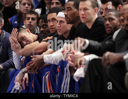 New York Knicks Jeremy Lin reagisce sul banco di lavoro nel primo trimestre contro i Cleveland Cavaliers al Madison Square Garden di New York il 31 marzo 2012. UPI/John Angelillo Foto Stock