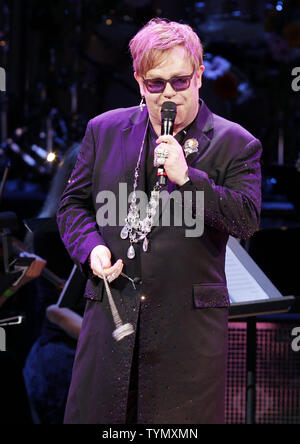 Elton John canta 'Diamonds sono ragazze migliore amico" presso la Revlon Concerto per il fondo della Foresta Pluviale presso la Carnegie Hall di New York City il 3 aprile 2012. UPI/John Angelillo Foto Stock