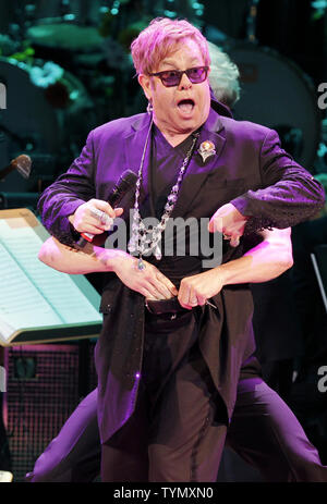 Elton John canta 'Diamonds sono ragazze migliore amico" presso la Revlon Concerto per il fondo della Foresta Pluviale presso la Carnegie Hall di New York City il 3 aprile 2012. UPI/John Angelillo Foto Stock