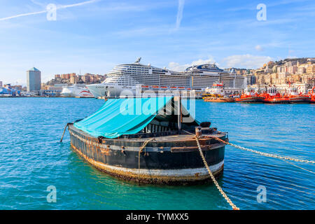 Genova, Italia - 9 Marzo 2019: barca nel porto di leale sullo sfondo la nave di crociera nel porto italiano di Genova Foto Stock