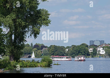 Il traffico di spedizione sul Alster esterno, Amburgo, Germania Foto Stock