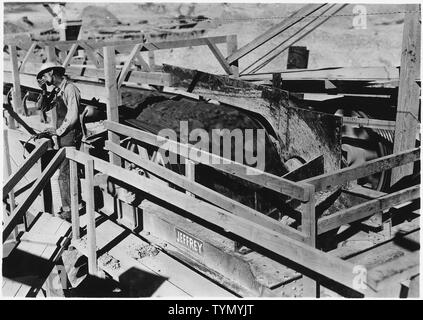 Punto di trasferimento sul sistema di trasporto a nastro.; Portata e contenuto: fotografia dal volume due di una serie di album di foto per documentare la costruzione del Grand Coulee Dam e i relativi lavori sul bacino di Columbia progetto. Foto Stock