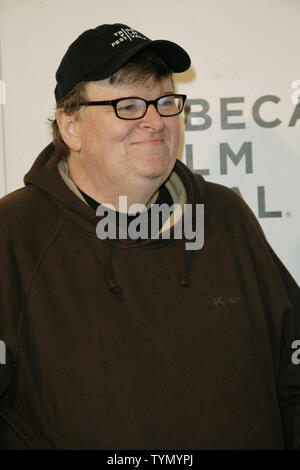 Michael Moore arriva al 'Tribeca colloqui Amministrazione Series' dove egli parlerà durante il Tribeca Film Festival tenutosi presso il Borough of Manhattan Community College on April 22, 2012 in New York City. UPI /Monika Graff. Foto Stock