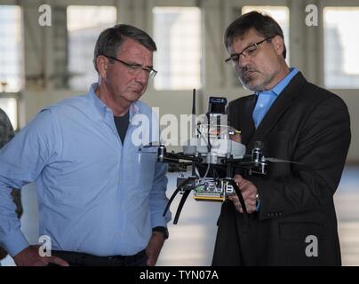 Il dott. Rob Murphey, Air Force Research Lab munizioni direzione, colloqui con il Segretario della Difesa Ash carter su un quadcopter durante una visita a Eglin Air Force Base, Fla. nov. 17. Carter ha visitato numerose posizioni intorno Eglin e campo Hurlburt durante il suo tour di un giorno di zona locale. Foto Stock