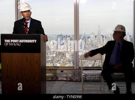 Scott Rechler, CEO e presidente di RXR immobiliare e Vice Presidente dell'Autorità Portuale, parla ai membri dei media in prossimità del piano superiore del nuovo World Trade Center che viene eretta sul sito del distrutto originale World Trade Center a New York City il 30 aprile 2012. One World Trade Center ha ufficialmente superato l'altezza dell'Empire State Building oggi per diventare la città di New York il più alto edificio. UPI/John Angelillo Foto Stock