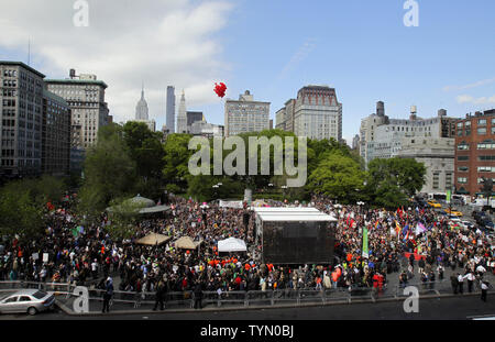 Occupare Wall Street manifestanti riempire Union Square il giorno di maggio a New York City il 1 maggio 2012. Più proteste sono previste in tutto il giorno alla vigilia di un anno di anniversario di Osama Bin Laden la morte. UPI/John Angelillo Foto Stock