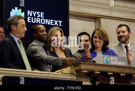 Un nuovo logo NYSE è il monitor a schermo piatto per la campana di chiusura presso il New York Stock Exchange su Wall Street a New York City il 14 maggio 2012. Il NYSE ha lanciato oggi una nuova identità del marchio con un nuovo logo. UPI/John Angelillo Foto Stock