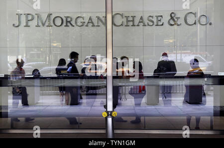 La JPMorgan Chase & Co. segno pende presso la loro sede centrale in Park Avenue a New York City il 17 maggio 2012. JPMorgan Chase & Co Chief Investment Officer Ina Drew è in pensione, la prima vittima dopo la banca ha subito perdite da negoziazione che potrebbe arrivare a più di 3 miliardi di dollari e che hanno suscitato un'indagine da parte dei titoli statunitensi regolatori. UPI/John Angelillo Foto Stock