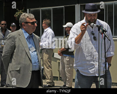 Il Belmont Stakes ex contender avrò un altro proprietario Giovanni Paolo Reddam (sinistra) e istruttore Doug O'Neill attesa conferenza stampa dopo la graffiatura avrò un altro a causa di tendinite in davanti la sua gamba sinistra. O'Neill è che indica la quantità di rigonfiamento che è stata la causa di preoccupazione. UPI/Mark Abramo Foto Stock