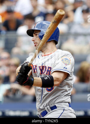 New York Mets David Wright colpisce un singolo nella quinta inning contro i New York Yankees allo Yankee Stadium di New York il 10 giugno 2012. UPI/John Angelillo Foto Stock
