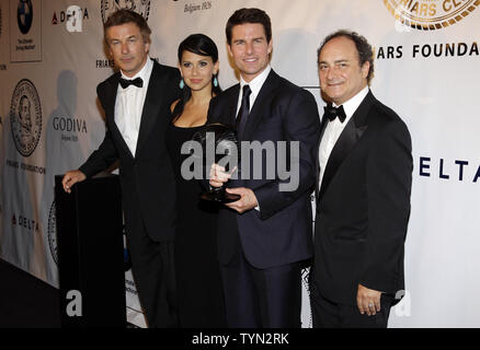 Alec Baldwin, Hilaria Thomas, Tom Cruise e Kevin Pollak arrivano sul tappeto rosso al frati Club e frati Fondazione Icona intrattenimento premi al Waldorf Astoria di New York City il 12 giugno 2012. UPI/John Angelillo Foto Stock