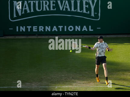 Kyle Edmund in azione durante gli Uomini Singoli match durante il giorno quattro della natura internazionale della valle in Devonshire Park, Eastbourne. Foto Stock