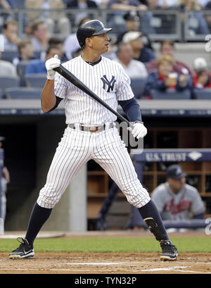 New York Yankees Alex Rodriguez sorge in corrispondenza della piastra nel secondo inning contro Atlanta Braves allo Yankee Stadium di New York City il 18 giugno 2012. UPI/John Angelillo Foto Stock