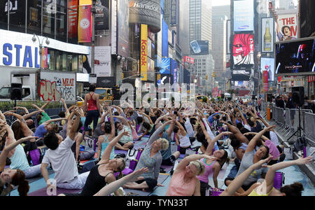 Migliaia di partecipanti si riuniscono in Times Square a praticare lo Yoga nella città di New York il 20 giugno 2012. UPI/John Angelillo Foto Stock