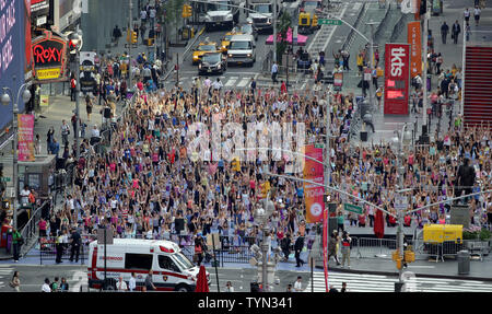 Migliaia di partecipanti si riuniscono in Times Square a praticare lo Yoga nella città di New York il 20 giugno 2012. UPI/John Angelillo Foto Stock