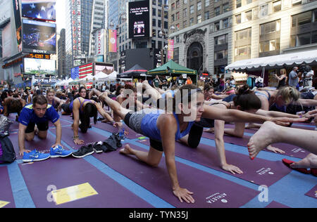 Migliaia di partecipanti si riuniscono in Times Square a praticare lo Yoga nella città di New York il 20 giugno 2012. UPI/John Angelillo Foto Stock