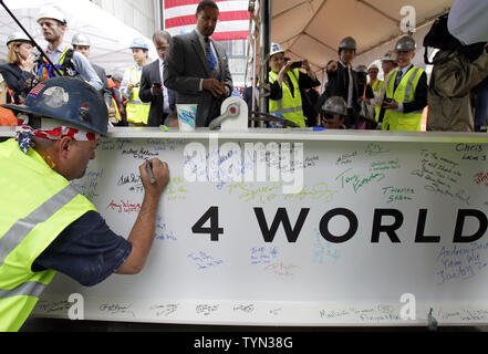 Lavoratori edili segno finale di trave in acciaio prima che sia sollevata dalla gru alla parte superiore di 4 World Trade Center a New York City il 25 giugno 2012. UPI/John Angelillo Foto Stock