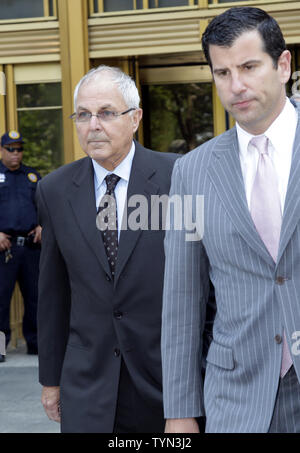 Peter Madoff passeggiate fuori di Manhattan corte federale a New York City il 29 giugno 2012. Peter Madoff, il fratello di imprigionato Bernard Madoff, dichiaro colpevole di accuse penali ed è il primo membro della famiglia a farlo poiché il Ponzi Scheme frode è stato scoperto nel dicembre 2008. UPI/John Angelillo Foto Stock