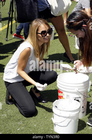 Nicole Richie aiuta a ripristinare un mosaico a parete il Jacob H. Schiff Parco giochi come parte della 'Bing estate facendo,' e per contrassegnare l'inizio di DoSomething.org's nella città di New York il 10 luglio 2012. UPI/John Angelillo Foto Stock