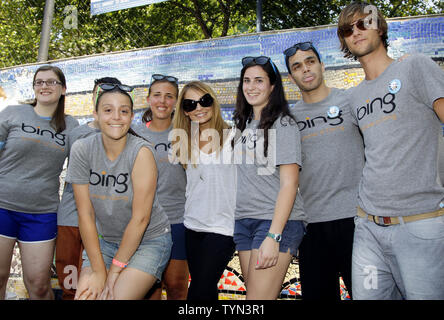 Nicole Richie aiuta a ripristinare un mosaico a parete il Jacob H. Schiff Parco giochi come parte della 'Bing estate facendo,' e per contrassegnare l'inizio di DoSomething.org's nella città di New York il 10 luglio 2012. UPI/John Angelillo Foto Stock