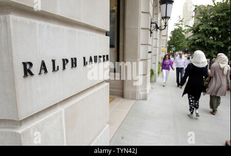 I pedoni a piedi da visualizza delle Olimpiadi usa abbigliamento a Ralph Lauren store sulla Lexington Avenue a New York City il 13 luglio 2012. Molti legislatori e per lo più democratici, scaricate questa settimana sull'U.S. Comitato Olimpico dopo la notizia che atleti statunitensi in questo anni giochi di Londra indosserà abiti progettati da American Ralph Lauren ma fabbricati prevalentemente in Cina. UPI/John Angelillo Foto Stock