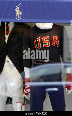 I pedoni a piedi da visualizza delle Olimpiadi usa abbigliamento a Ralph Lauren store sulla Lexington Avenue a New York City il 13 luglio 2012. Molti legislatori e per lo più democratici, scaricate questa settimana sull'U.S. Comitato Olimpico dopo la notizia che atleti statunitensi in questo anni giochi di Londra indosserà abiti progettati da American Ralph Lauren ma fabbricati prevalentemente in Cina. UPI/John Angelillo Foto Stock