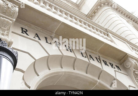 I pedoni a piedi da visualizza delle Olimpiadi usa abbigliamento a Ralph Lauren store sulla Lexington Avenue a New York City il 13 luglio 2012. Molti legislatori e per lo più democratici, scaricate questa settimana sull'U.S. Comitato Olimpico dopo la notizia che atleti statunitensi in questo anni giochi di Londra indosserà abiti progettati da American Ralph Lauren ma fabbricati prevalentemente in Cina. UPI/John Angelillo Foto Stock