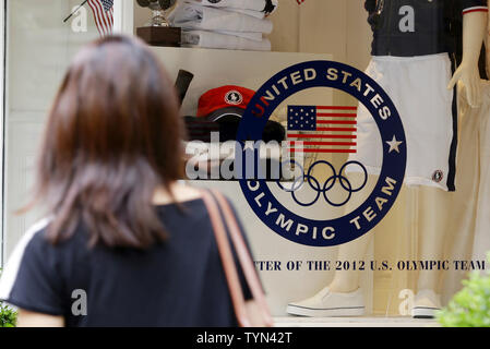 I pedoni a piedi da visualizza delle Olimpiadi usa abbigliamento a Ralph Lauren store sulla Lexington Avenue a New York City il 13 luglio 2012. Molti legislatori e per lo più democratici, scaricate questa settimana sull'U.S. Comitato Olimpico dopo la notizia che atleti statunitensi in questo anni giochi di Londra indosserà abiti progettati da American Ralph Lauren ma fabbricati prevalentemente in Cina. UPI/John Angelillo Foto Stock