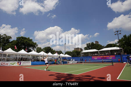 Anna Chakvetadze della Russia serve a Romina via Oprandi della Svizzera nelle finali dell'Emblema Salute Bronx aperto in Crotona Park a New York City il 12 agosto 2012. Oprandi Chakvetadze sconfitto in 3 set per vincere il campionato. UPI/John Angelillo Foto Stock