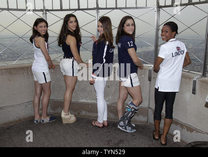 Il 'feroce 5' U.S. Donne Squadra ginnastica vincitori della squadra medaglia d'oro ai Giochi Olimpici di Londra 2012 Kyla Ross, Aly Raisman McKayla Maroney, Jordyn Wieber e Gabby Douglass (R) stand in cima all'Empire State Building a New York City il 14 agosto 2012. UPI/John Angelillo Foto Stock