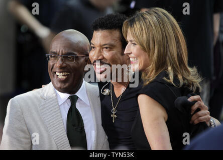 Al Roker e Savannah Guthrie prendere una foto con Lionel Richie dopo egli esegue sul NBC Today Show al Rockefeller Center di New York City il 16 agosto 2012. UPI/John Angelillo Foto Stock