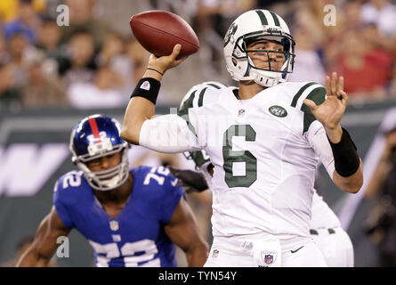 New York getti Mark Sanchez getta un passaggio nel secondo trimestre contro New York Giants in un pre stagione NFL Game al MetLife Stadium di East Rutherford, New Jersey il 18 agosto 2012. UPI /John Angelillo Foto Stock