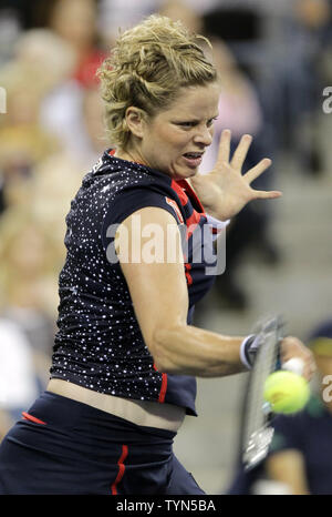 Kim Clijsters del Belgio colpisce un diretti a Victoria Duval in il loro match di primo turno al 2012 U.S. Aprire i campionati di tennis in Arthur Ashe Stadium a Billie Jean King National Tennis Center a New York City il 27 agosto 2012. UPI/John Angelillo Foto Stock