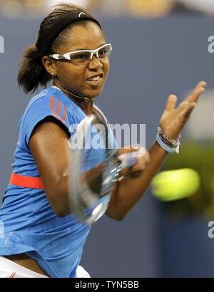 Victoria Duval colpisce un diretti a Kim Clijsters del Belgio con il loro match di primo turno al 2012 U.S. Aprire i campionati di tennis in Arthur Ashe Stadium a Billie Jean King National Tennis Center a New York City il 27 agosto 2012. UPI/John Angelillo Foto Stock