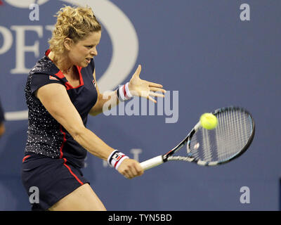 Kim Clijsters del Belgio colpisce un diretti a Victoria Duval per la seconda serie di il loro match di primo turno al 2012 U.S. Aprire i campionati di tennis in Arthur Ashe Stadium a Billie Jean King National Tennis Center a New York City il 27 agosto 2012. UPI/John Angelillo Foto Stock