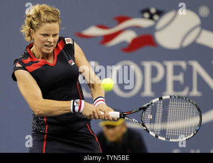 Kim Clijsters del Belgio colpisce un diretti a Victoria Duval per la seconda serie di il loro match di primo turno al 2012 U.S. Aprire i campionati di tennis in Arthur Ashe Stadium a Billie Jean King National Tennis Center a New York City il 27 agosto 2012. UPI/John Angelillo Foto Stock