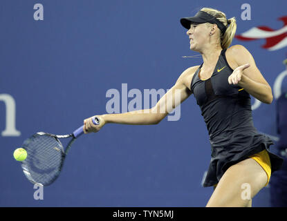 Maria Sharapova della Russia colpisce un diretti nella sua seconda partita contro Lourdes Dominguez Lino della Spagna al 2012 U.S. Aprire i campionati di tennis in Arthur Ashe Stadium a Billie Jean King National Tennis Center a New York City il 29 agosto 2012. Sharapova sconfitto Lino 6-0, 6-1. UPI/John Angelillo Foto Stock